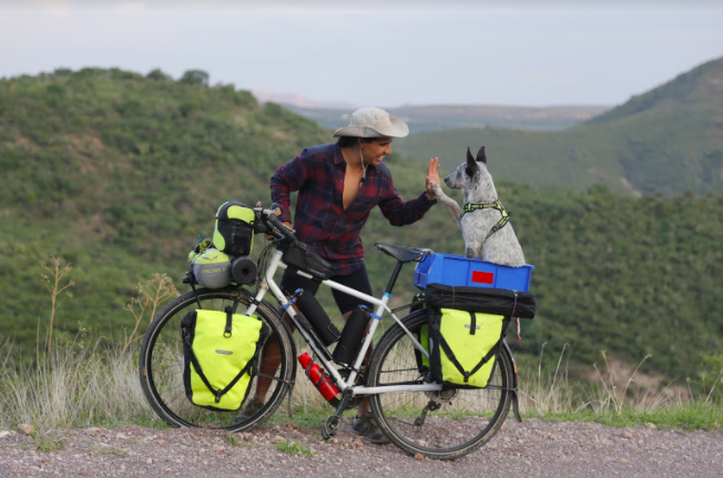 Gil Medrano, o ciclista que viaja o mundo com o seu cachorro
