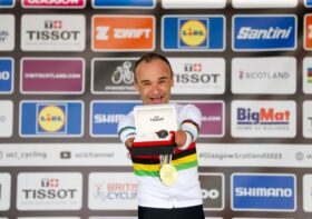 Campeão mundial de para-ciclismo, sem os braços, agradece pelo relógio de pulso em premiação