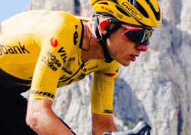 Capacetes das equipes Visma-Lease a Bike e Canyon/Sram chegam ao Brasil