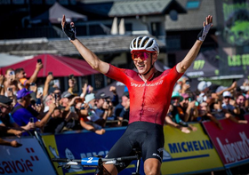 Adrien Boichis e Sina Frei destroem no XCO em Les Gets, Haute-Savoie