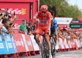 Pogačar supera susto na descida, vence a 6ª etapa da Vuelta e amplia liderança após ataque de Enric Mas