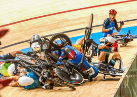 Vídeo: Tombo em massa no ciclismo de pista feminino atinge metade do pelotão