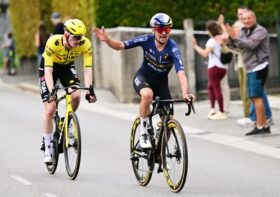 Tom Pidcock se revolta com moto da polícia que atingiu dois ciclistas de sua equipe na competição Tre Valli Varesine