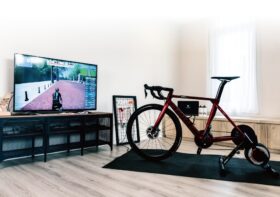 Rolo de equilíbrio ou smart trainer? Vultro Pace e linha Xplova mostram diferentes caminhos para o treino indoor
