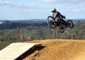 Tarek Rasouli retorna às pistas de mountain bike após 24 anos e volta a saltar em Whistler