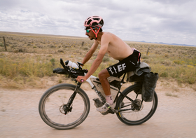 Lachlan Morton: do WorldTour aos recordes de ultradistância, a trajetória de um ciclista fora dos padrões