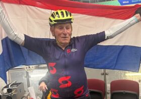 Aos 95 anos, Peter Grandiek bate recorde da hora no ciclismo de pista e supera marca anterior em quase 3 km