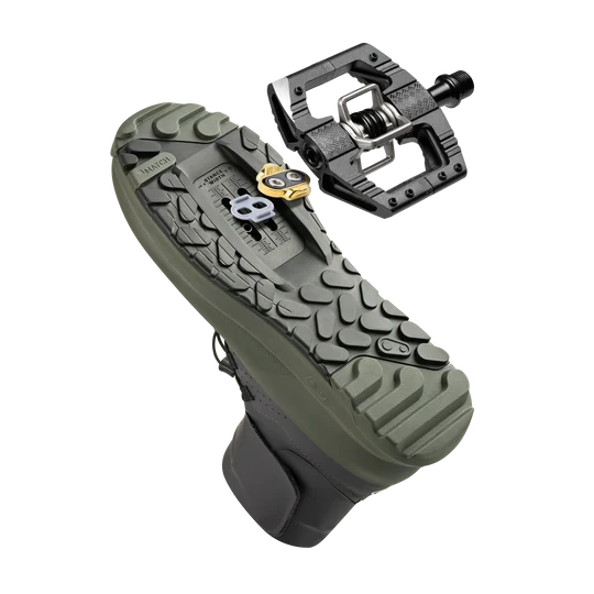 Crankbrothers apresenta as sapatilhas Trail Speed Lace Seal para MTB, com membrana impermeável, proteção no tornozelo e versões flat e clip-in.