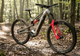 A bicicleta elétrica que elimina o câmbio traseiro e tem um motor de 150 Nm